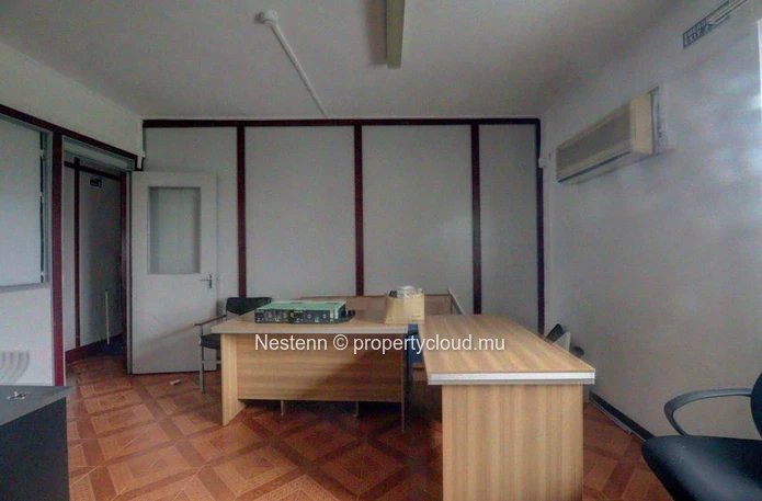 Bureau spacieux au 1er étage, offrant calme et conditions de travail optimales.