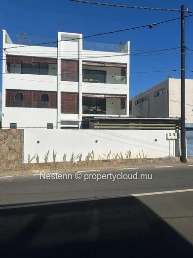 Modern 3 bedroom apartment with sea access.