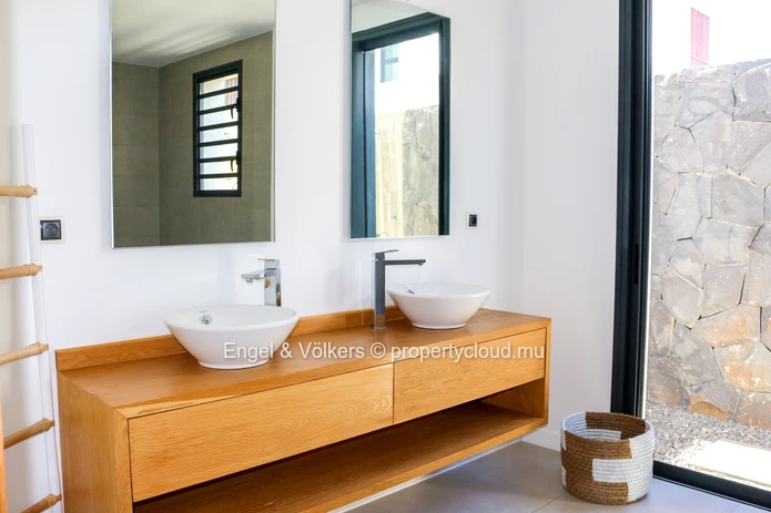 Luxury 4-Bedroom Villa in Tamarin – Private Garden & Pool
