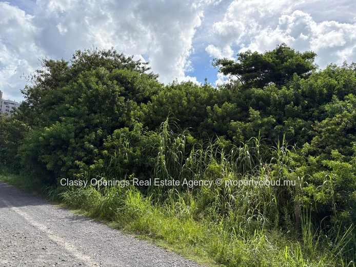 Terrain commercial 1 835 m² à Sodnac — proche bus, écoles, commerces