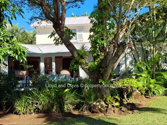 Elegant Villa with Swimming Pool and Landscaped Garden
