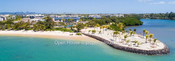 Luxurious penthouse for sale in Roches Noires. 238m², 4 bedrooms, office, private pool. Sea view, Golf course, beach ...