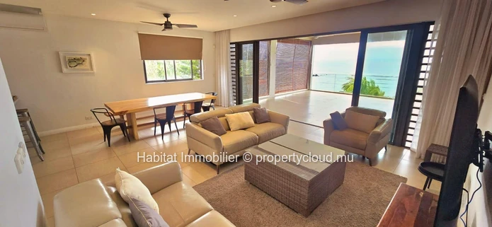 Découvrez ce sublime penthouse pieds dans l'eau de 210 m², entièrement meublé et équipé, situé à Pointe aux Biches. U...