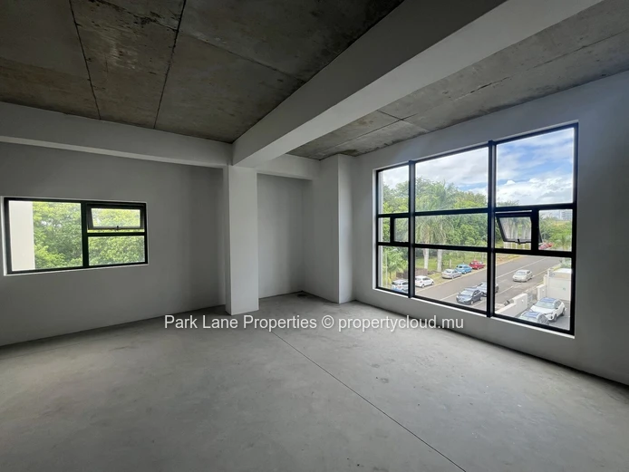 Espace bureau contemporain disponible à louer à Ebène – 101,8 m2