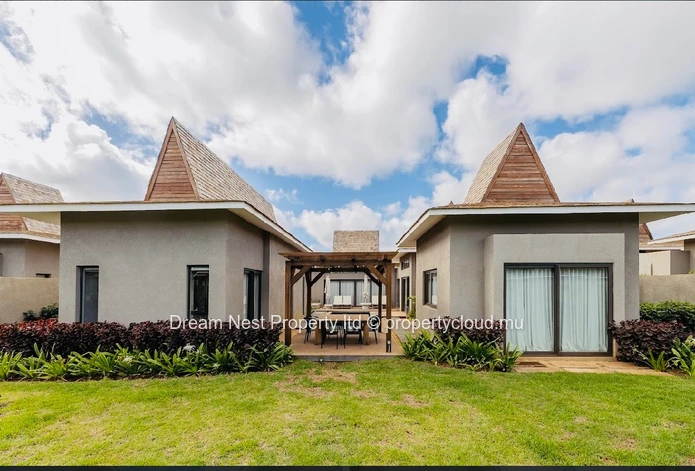 Tropical Elegance – 4-Bedroom Villa Steps from the Beach in North Mauritius