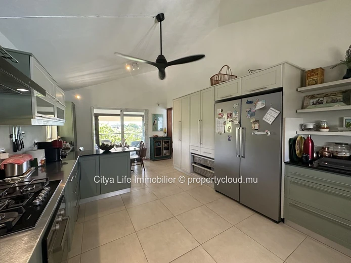Maison d'architecte 4 chambres avec piscine à vendre à Calodyne