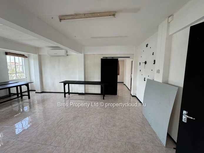 Commercial space for rent - 186 m2 | Rs 25,000/month | St Jean, Quatre Bornes (1 min walk to Metro & Bus stop)