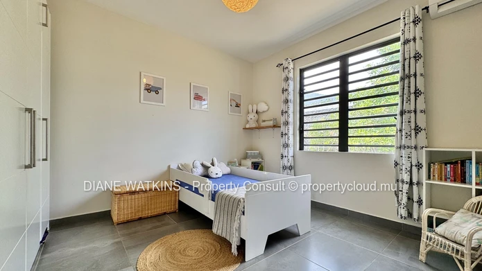 Contemporary 5-Bedroom Villa with Independent Cottage for Rent in Black River
