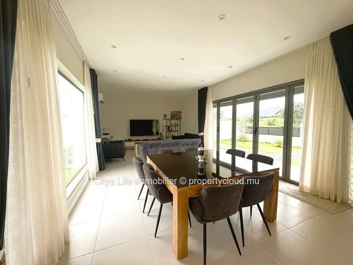 Villa d’Exception à Tamarin – Art de Vivre, Élégance et Vue Montagne
