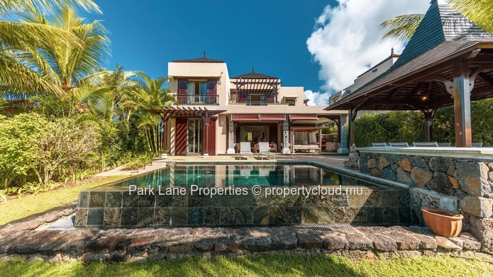 Exquise Villa Tropicale Nichée dans un Domaine de Golf Prestigieux
