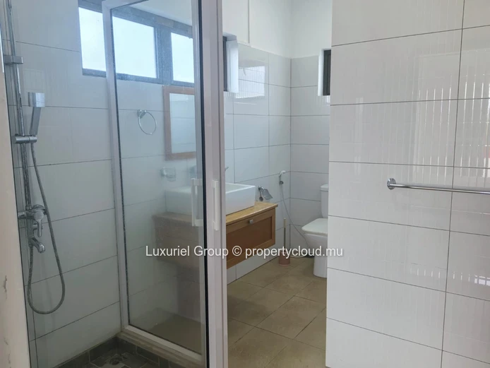 Villa Spacieuse avec Piscine Privée, Rooftop et Sécurité – Mont Choisy