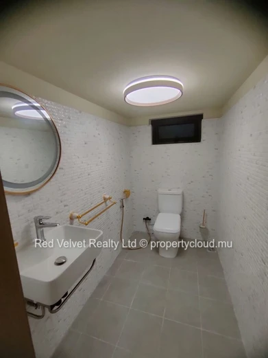 Elegant 4-Bedroom House for Rent in Ébène | Spacious Modern Residence