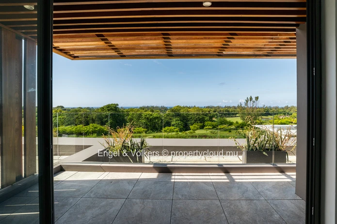 Contemporary Villa in Prestigious Golf Estate