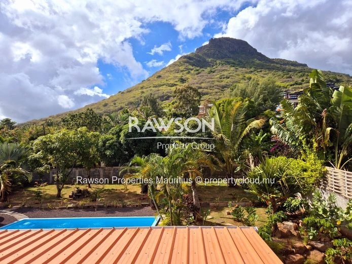 Superbe maison de 4 chambres entièrement rénovée à vendre | Piscine à débordement avec vue imprenable sur la montagne...
