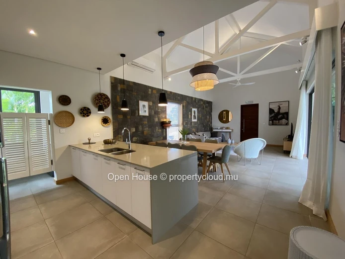 A VENDRE: villa PDS entièrement meublée  -  domaine prisé - 3 chambres en suite - piscine privée sur beau jardin  - s...