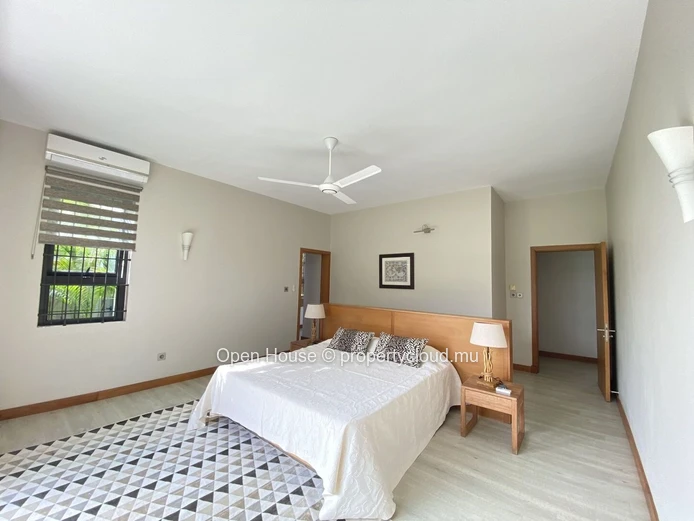 LOCATION - Somptueuse villa meublée avec piscine et vaste jardin arboré au cœur de la forêt de Daruty - 4 CHAMBRES