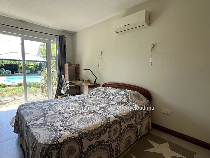 Maison d'architecte 4 chambres avec piscine à vendre à Calodyne