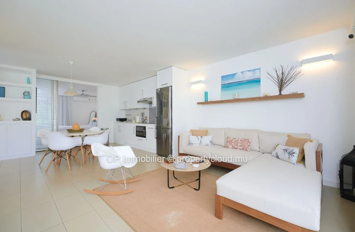 Appart R+2 à vendre à Mon Choisy, 64m², piscine commune, vue mer, meublé, cuisine équipée, proche commodités. 269 000€.