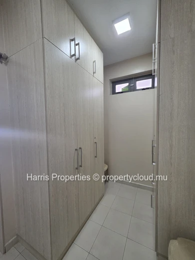 Magnifique appartement de style rustique situé au rez-de-chaussée, à louer à Pointe aux Piments