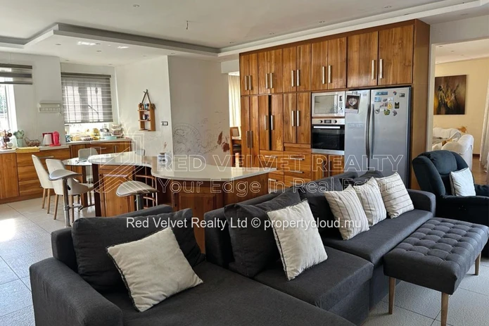 Spacieuse maison de 5 chambres à vendre | Piscine et jardin | Emplacement central