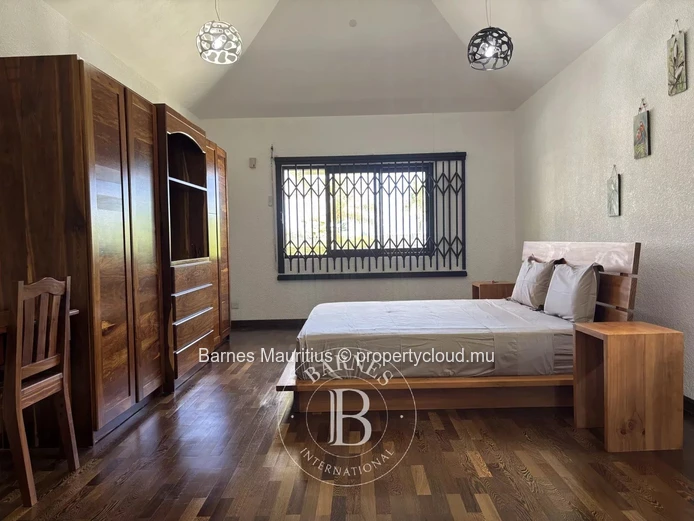 BEAU VALLON - Maison de 493 m² sur terrain de 1 630 m² - 4 chambres