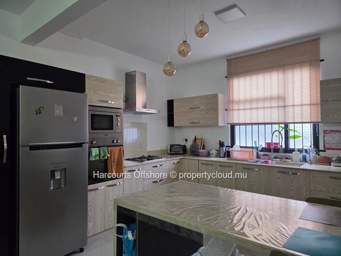 3-bedroom apartment for sale in Mon Choisy, ideal location near beach and amenities