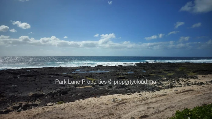 HERMITAGE BEACH APARTMENTS: Expansive Garden and Sea Views