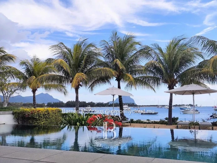 RIVIÈRE NOIRE - Beachfront penthouse with pool - 2 bedrooms