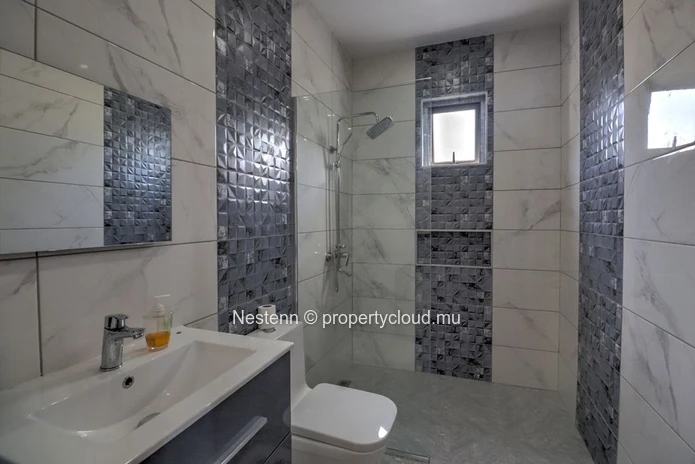 Villa moderne de plain-pied avec 3 chambres à proximité des commodités.