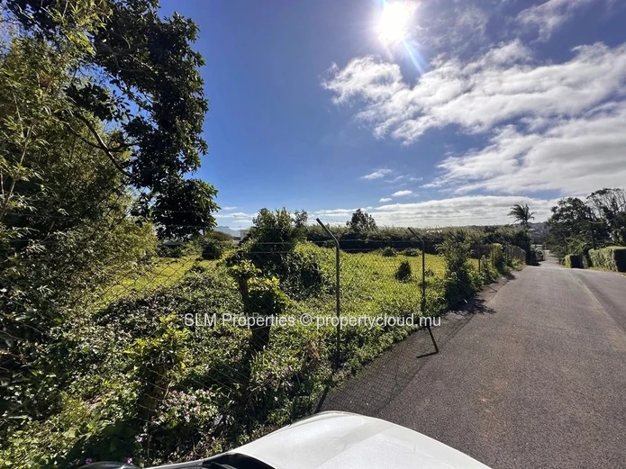 A vendre : Terrain d'un Arpent idéallement situé à Floréal