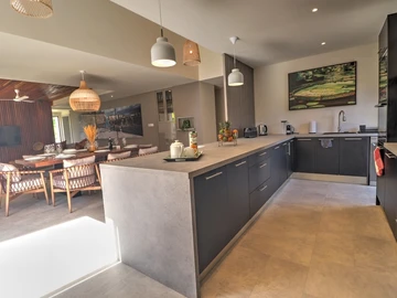 3-bedroom villa with private pool, jacuzzi, sea access, and close to golf