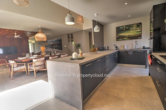 3-bedroom villa with private pool, jacuzzi, sea access, and close to golf