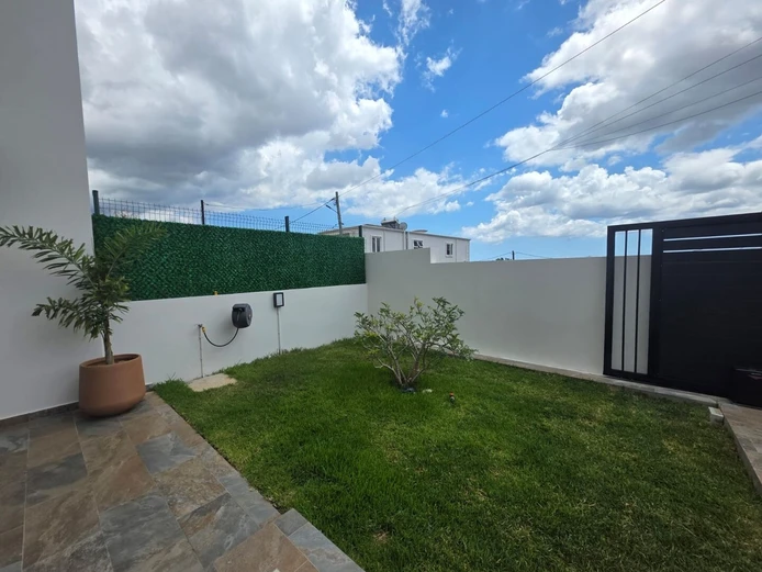 À Louer : Superbe Triplex Neuf De 600 M² À Coromandel!