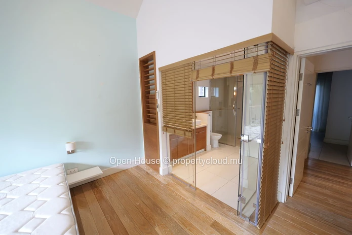 Luxurious Waterfront Villa with Private Pool in Rivière Noire - Black River Area - 237m² living space - Boat Garage -...