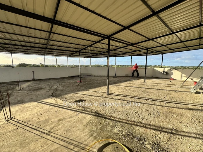 92 m² commercial space + 185m² terrace for rent in The Vale
