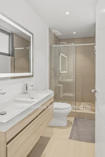 Penthouse avec Vue sur la Mer : Moderne et Entièrement Meublé
