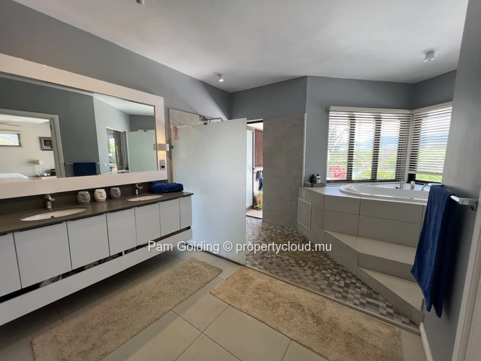 Penthouse de 4 Chambres en Bord de Rivière à Tamarin – Accès Direct à la Plage & Terrasse avec Jacuzzi Privé