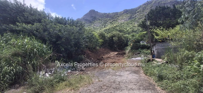 Terrain 536 m² à Moka — Vue montagne, proche écoles et commerces