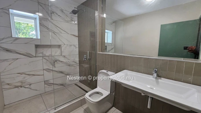 Un appartement lumineux et rénové au cœur d'une résidence intimiste.