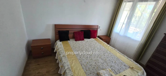 Flic en Flac – À vendre : Grande villa divisée en 2 appartements, 7 chambres, à deux pas de la plage et des commerces