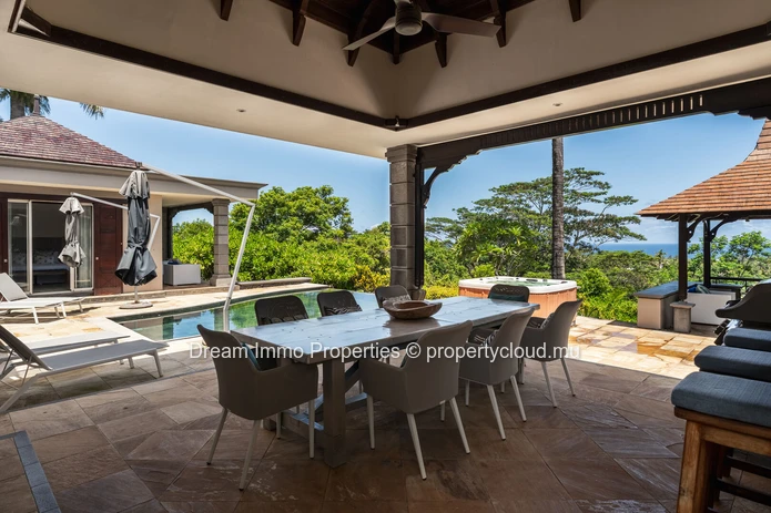 Élégante villa vue mer dans le prestigieux domaine golfique Heritage Villas Valriche à Bel Ombre – Ile Maurice