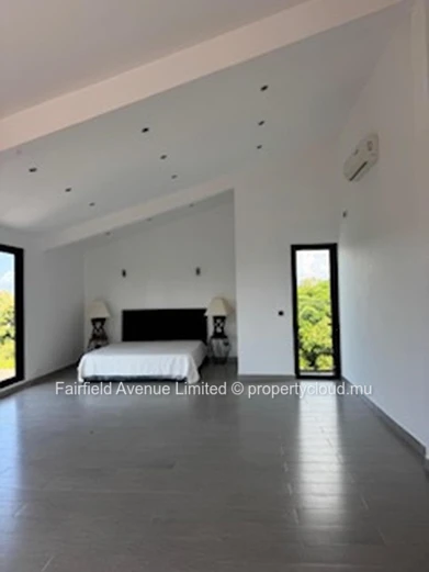 Stunning 4-Bedroom House in Roches Noires with Spacious Garden and Close to Amenities - Don't Miss Out!