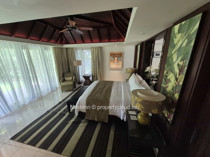 Luxueuse villa moderne avec piscine privée et accès au front de mer
