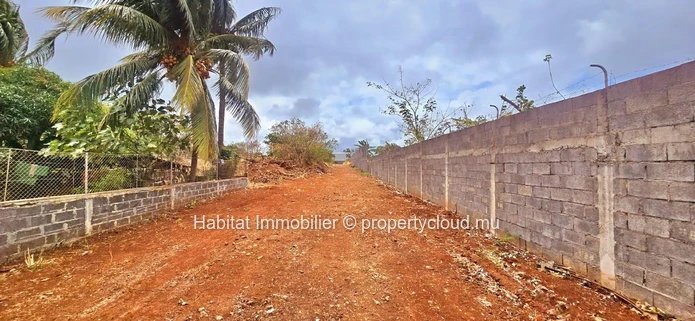 Grand terrain industriel de 584 toises (2,221.50 m² / 52 perches) idéalement situé à Roche Bois