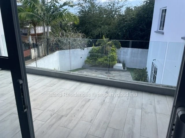 Modern fully furnished property with 2 apartments, pool and garage