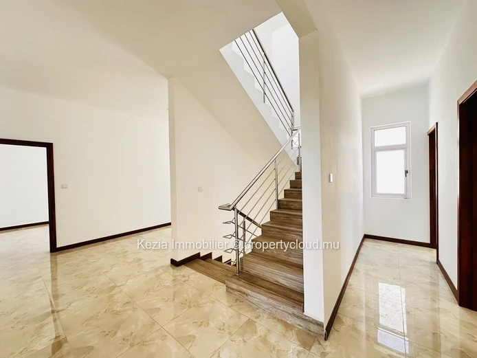 Spacious New Villa In Pereybere
