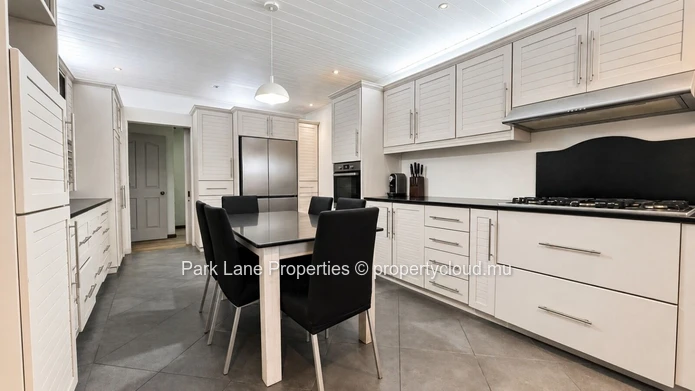 Maison familiale  de 400m2 à Moka  avec piscine, grand jardin et vue Montagne