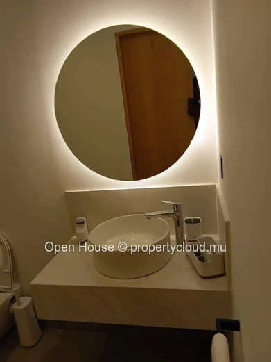 Appartement R+2 à vendre à Grand Baie, 150m², 3 chambres, vue montagne, meublé, climatisé, parking gardé, accessible ...