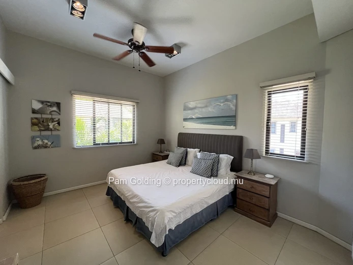 Penthouse de 4 Chambres en Bord de Rivière à Tamarin – Accès Direct à la Plage & Terrasse avec Jacuzzi Privé