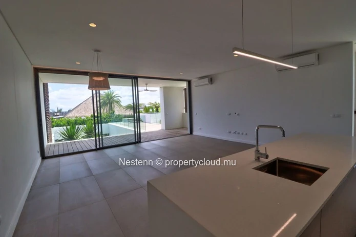 Magnificent 3-bedroom duplex with private pool and sea view.